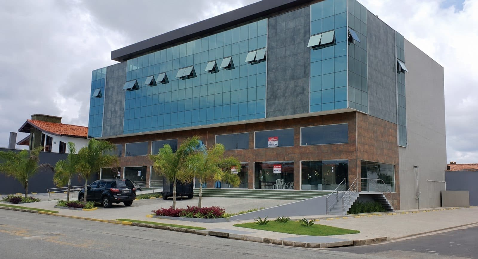 Fachada do Centro Comercial e Empresarial Galeria A, na Av. dos Sambaquis