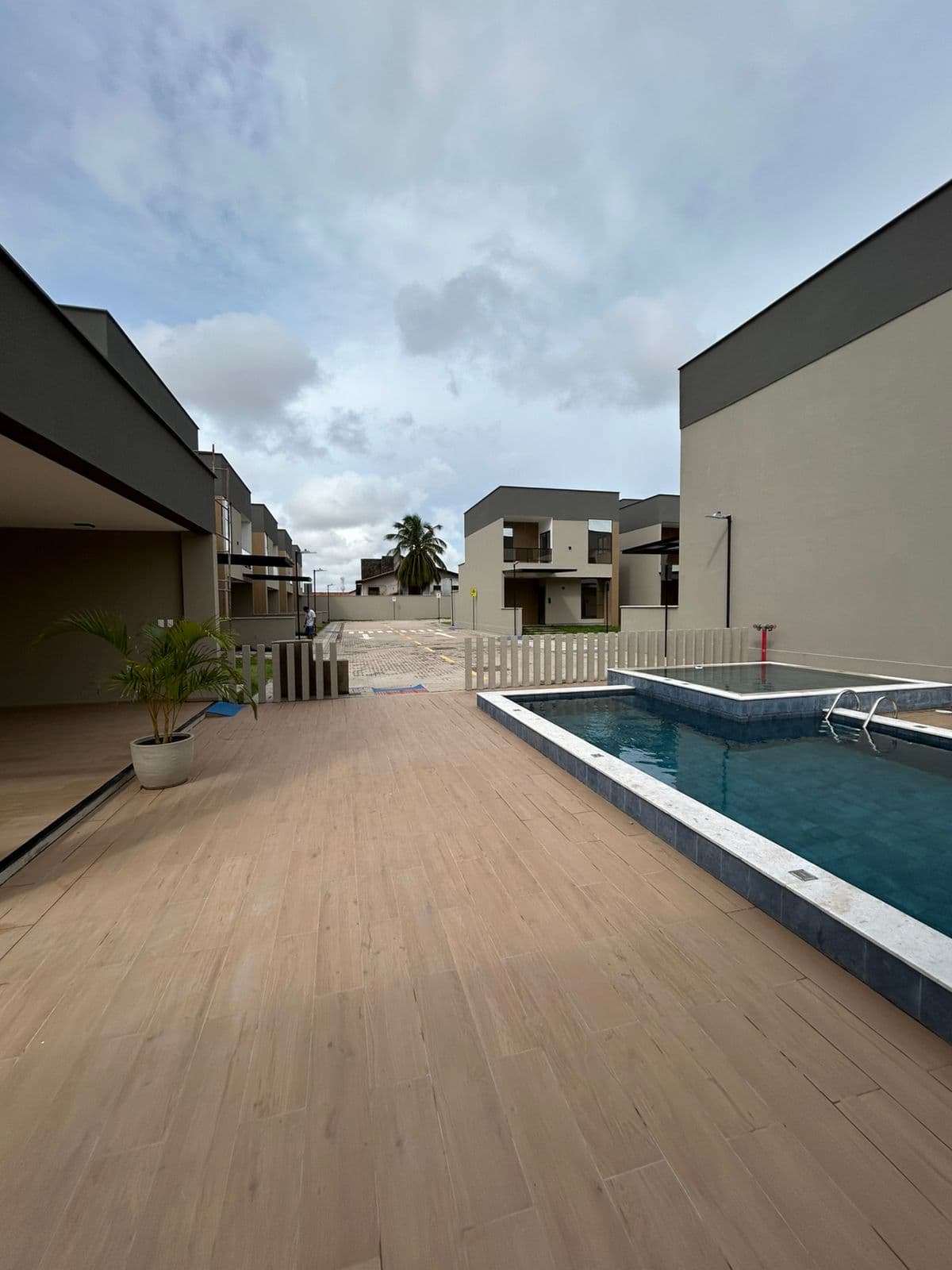 Piscina e deck